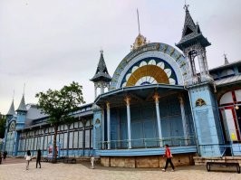 Лермонтовская галерея в Пятигорске. Образец тех самых нижегородских павильонов. Здание построено чуть позже Нижегородской выставки, но конструктив и стилистика здания повторяет увиденное в Нижнем Новгороде, в принципе ярмарка в Нижнем и вдохновила на создание Пятигорского павильона.