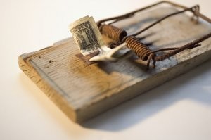 Деньги под дворниками машины