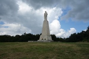 Привет!  
Ну раз уж тут переписка пошла. ))
Не так далеко от этого монастыря мы наткнулись на памятник партизанам отряда Г. Генова.
Стоит на высокой горе. Виды оттуда просто изумительные.
К сожалению не  так много удалось найти про них в интернете.
Может расскажешь что-то, если будет возможность.