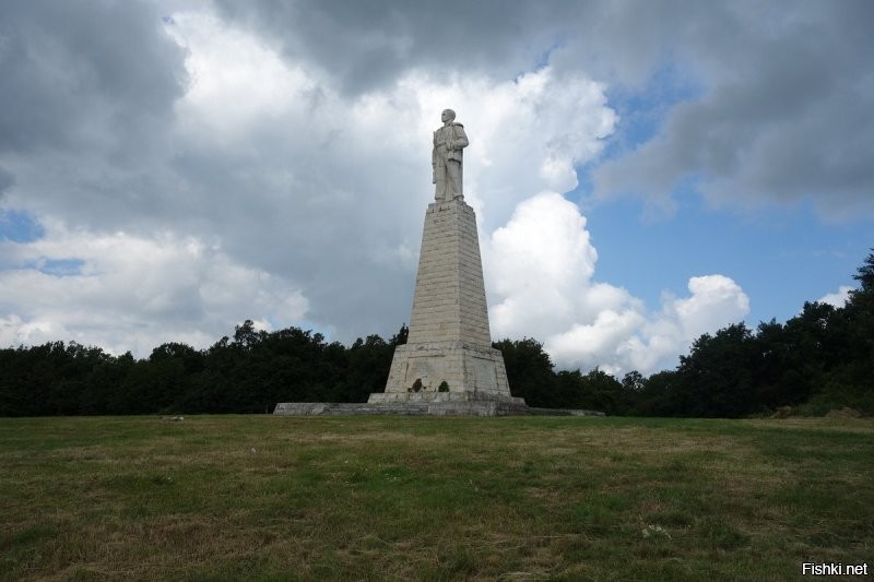 Привет!  
Ну раз уж тут переписка пошла. ))
Не так далеко от этого монастыря мы наткнулись на памятник партизанам отряда Г. Генова.
Стоит на высокой горе. Виды оттуда просто изумительные.
К сожалению не  так много удалось найти про них в интернете.
Может расскажешь что-то, если будет возможность.