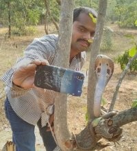 Что значит риск для жизни? Чувак подписан на её инсту. Он её фанат!