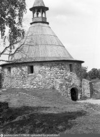 Ну да, скорее всего, так и было.

А вот крепость Корела, фото которой я привел выше,  в советское время по-другому выглядела.  Видимо, советские реставраторы на другой временной пласт ориентировались (когда крепость под новгородцами была).
Соответственно, никакой железной крыши, и навершие башни вполне классическо-русское. Из чистого дерева.