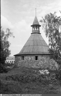 Ну да, скорее всего, так и было.

А вот крепость Корела, фото которой я привел выше,  в советское время по-другому выглядела.  Видимо, советские реставраторы на другой временной пласт ориентировались (когда крепость под новгородцами была).
Соответственно, никакой железной крыши, и навершие башни вполне классическо-русское. Из чистого дерева.