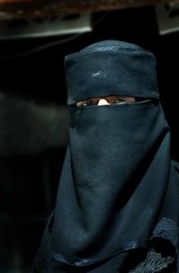 Как оказалось, хиджаб ... прячет лицо,
========
Таки хиджаб морду лица не скрывает. А вот паранджа или никаб таки скрывает.

Автор, не говори те слова, значения которых не знаешь! Скрипач хренов

Хиджаб/никаб/паранджа