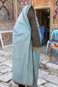 Как оказалось, хиджаб ... прячет лицо,
========
Таки хиджаб морду лица не скрывает. А вот паранджа или никаб таки скрывает.

Автор, не говори те слова, значения которых не знаешь! Скрипач хренов

Хиджаб/никаб/паранджа