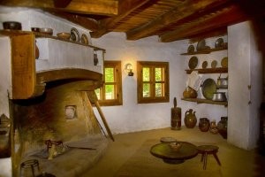 Были в Музей юмора и сатиры - добрый музей, простой и душевный. Но больше всего нам понравилась оса на нём вашего болгарского мастера GEORGE Leontiev BALABANOV, которая взяла главный приз конкурса "GOLDEN AESOP".

И архитектурно-этнографический комплекс "Этыр" (Етър) нам очень понравился - его к посещению очень рекомендуем. В отличие от множества распиаренных пустых новоделов в Болгарии, этот комплекс аутентичен.