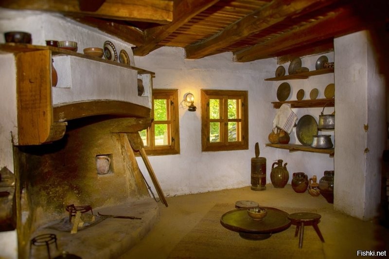 Были в Музей юмора и сатиры - добрый музей, простой и душевный. Но больше всего нам понравилась оса на нём вашего болгарского мастера GEORGE Leontiev BALABANOV, которая взяла главный приз конкурса "GOLDEN AESOP".

И архитектурно-этнографический комплекс "Этыр" (Етър) нам очень понравился - его к посещению очень рекомендуем. В отличие от множества распиаренных пустых новоделов в Болгарии, этот комплекс аутентичен.