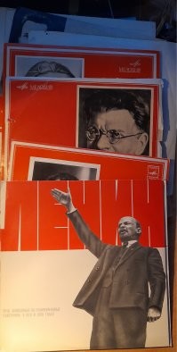 @Но самый уникальный экземпляр коллекции – это пластинка с записью речи на 18-м съезде молодежи Л.И. Брежнева.@  (c)
Это такая авторская смешная шутка юмора? Уникальный? Любопытно, какой эпитет он подберёт для моей свалки на чердаке.