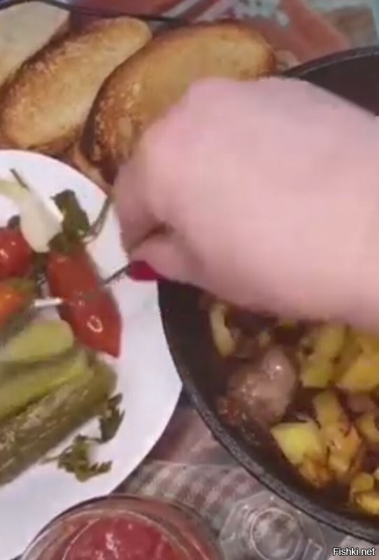 Я думаю что эта фемина любого мужчину просто  возьмёт, пользует, потом ещё раз и ещё раз.... 
А как ртом хрустеть может у меня аж всё заболело....
А видосик из разряда самкапривлекаетсамцоввидомеды.