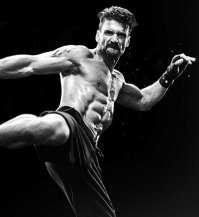 Похоже кто-то продвигает Фрэнка Грилло. Много фильмов в последнее время с его участием. Не, для своих 56 выглядит он бомбически, но.. Как актёр далеко не Аль Пачино.