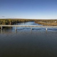 Если еще лучше присмотреться, то видно, что сам мост  - металлический, а 
опоры моста - железобетонные.  Деревянное лишь верхнее покрытие проезжей части. 
Мост построен за 2 года.