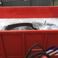 Можно и водой потушить. Только ее очень много надо.

На 1 Теслу  нужно 11 - 14 тыс литров воды.  Емкость нескольких пожарных машин.

А голландцы придумали задымившиеся электромобили в специальную ванну с водой опускать.