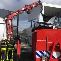 Можно и водой потушить. Только ее очень много надо.

На 1 Теслу  нужно 11 - 14 тыс литров воды.  Емкость нескольких пожарных машин.

А голландцы придумали задымившиеся электромобили в специальную ванну с водой опускать.