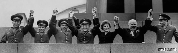 Судя по другим фотографиям этой серии, они всё время менялись местами на трибуне.