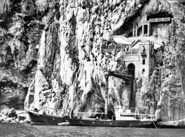 Фактически это небольшое отверстие в известняковых скалах над морем, ведущее прямо к шахтам городка Масуа (c)

Интересный факт   Когда Порто Флавия начал действовать в 1924 году, он сократил затраты на транспортировку руды на 70 процентов, что позволило компании Vieille Montagne быстро завоевать значительную долю рынка.