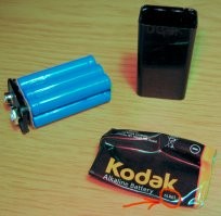 Из ячеек стопкой собирали солевые батарейки. В современных щелочных "Кронах" используют элементы типоразмера LR61, они же AAAA. Их можно встретить в продаже и в отдельности, хотя и нечасто.