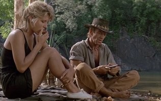 Надо иметь своё мнение.
  Надо высказывать его.
  Да кто его в этой глуши услышит?

  Хорошо. Что-то более близкое. Аборигены. Что вы думаете о их правах на эти земли?
  Э-э… видите ли… аборигены не владеют этой землёй. Они принадлежат ей. Она им как мать. Она их кормит. Видите вот те горные пики? Они стоят здесь 600 миллионов лет. Они были до нас. И они останутся после нас. Потому, любой спор о том, кому они принадлежат   это спор блох, которые делят собаку, на которой живут…