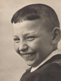 Когда деревья были большими стригли вот так и называлась прическа - "чубчик".