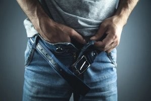 Интернет забурлил догадками. Для чего женщина-полицейская держит руки именно так?