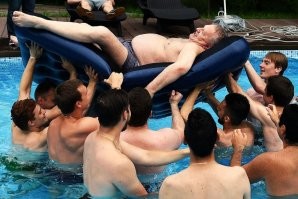 как в пост с великими людьми попало этот недопедоклоун?!