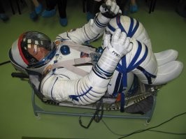 тонкий и мягкий раздувается, и в нём крайне сложно работать. В Орлане особая мобильность не нужна, за исключением рук. Всё остальное не двигается - торс статичен, ноги тоже, часто вообще привязаны к Канадарму. на Союзах летают в Соколах по тому, что 100% времени полёта, он не надут, т.к. давление в нём и в корабле одинаковое. В случае ЧП и разгерметизации Сокол раздуется как шарик, и работать в нём станет, скажем так, не комфортно.