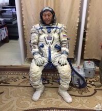 тонкий и мягкий раздувается, и в нём крайне сложно работать. В Орлане особая мобильность не нужна, за исключением рук. Всё остальное не двигается - торс статичен, ноги тоже, часто вообще привязаны к Канадарму. на Союзах летают в Соколах по тому, что 100% времени полёта, он не надут, т.к. давление в нём и в корабле одинаковое. В случае ЧП и разгерметизации Сокол раздуется как шарик, и работать в нём станет, скажем так, не комфортно.