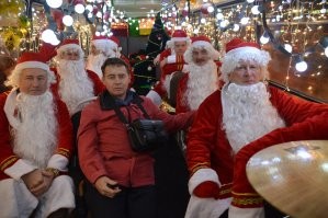 Весёлые там музыканты, сфотографироваться очередь выстраивалась !