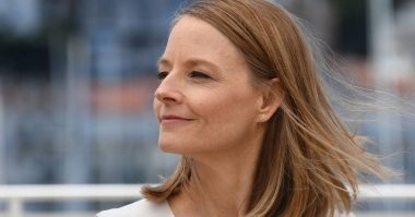 Если дело только в горбинке на носу, то не усматриваю трагедии. Нос девушку совершенно не уродовал, наоборот, придавал ей индивидуальность. 
Некий шарм. Будь она поумнее (или повзрослее?) - рассматривала бы свою внешность как своё конкурентное преимущество.
А так пошла на поводу расхожих представлений о красоте, сложившихся  внутри её молодёжной тусовки на основании образцов массовой культуры. Стала стандартной среднестатистической девицей, на которых взгляд не задерживается.
Хотя, если её жизненная цель - выйти замуж за такого же среднестатистического стандартного пацанчика...