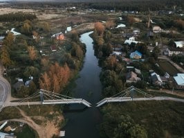 Без политической подоплёки здесь тоже не обошлось. Мост через реку Устье в посёлке Борисоглебский открыли в 2015 году, и на торжественной церемонии, помимо губернатора области, присутствовала и первая женщина-космонавт Валентина Терешкова, которая лично контролировала ход строительства этого объекта.

Жители посёлка очень хотели, чтобы этот мост появился, и это желание исполнилось. Уверена, что новый мост в Борисоглебском прослужит долго,   сказала в тот день Валентина Владимировна.
Это не мои выдумки, новость с этими словами до сих пор висит на сайте партии ЕР. Строительство моста обошлось более чем в 20,5 миллионов рублей. Весной 2020 года он рухнул. Произошло это через месяц после её предложения о внесении резонансной поправки к Конституции РФ, что породило много шуток вокруг случившегося.

Глава Борисоглебского района заявил, что причиной обрушения стал сильный ветер, что мост ещё находится на гарантии, но компания, строившая его, обанкротилась.