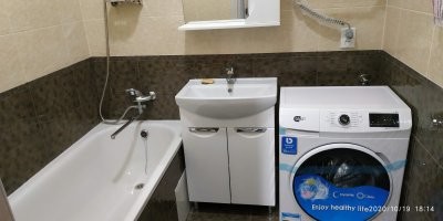 Кстати, преотличная квартирка! Потолки точно 3 м или даже выше. Чистенько. Если еще и в неплохом районе, то вообще зае...ись.
Мне вон "сталинка" досталась в капец ушатанном виде - и то за три месяца преобразилась!