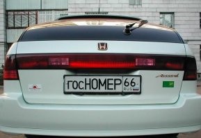 Привинтили на славу: автомобильные номера