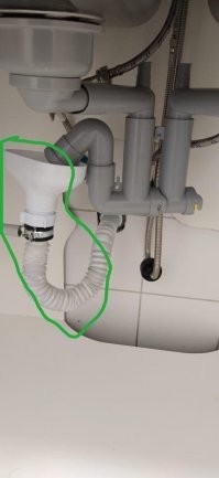 Здесь то все правильно. Это сифон с разрывом струи. Согласно  СНиП и  СанПиН-на сливных гарнитурах раковин или моек предприятий общественного питания должна иметься воронка с разрывом струи для канализации. Это исключает попадание бактерий из канализации в раковину.