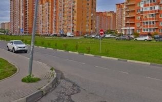 Для выезжающих с парковок там знаки