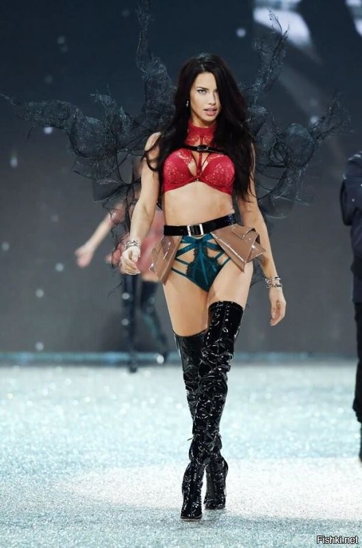 одежды всё меньше, а сапоги всё длиннее,