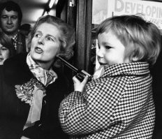 жаль, что игрушечным и всего лишь тычет......