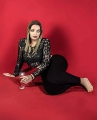 да фиг  с  этим лицом, ей на ногах пальцы отрезали,  и правую руку через пресс пропустили