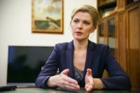 Непонятно, почему она в пинжаке поверх ночнушки интервью даёт?