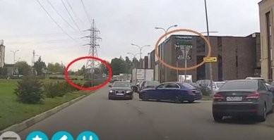 В начале висит знак "одностороннее движение", а для кого тогда остальные знаки???