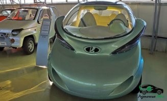 наши тоже концепт делали!
Если кто не знает -- ВАЗ Рапан
Разработан российский электромобиль под названием Лада Рапан был в далеком 1998 году на предприятии АвтоВАЗ, а чуть позже показан на автосалоне в Париже. Авторы проекта увидели аналогию формы кузова с формой брюхоногих моллюсков: так и возникло название Rapan.

На разработку потребовалось 3 года: идея создания концепта пришла в голову группе из трёх российских дизайнеров – Илье Жаркову, Валентине Новиковой и Владимиру Плещанову.
Оснащается электромобиль 25-киловатным электромотором (мощность агрегата не сообщается), способного разогнаться авто до 90 км/ч. Вместо традиционной коробки передач установлен редуктор.