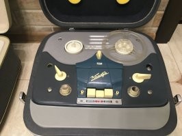 Такой у бати был. Лампа с права загоралась и Герман пела