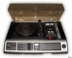 А на таком уже Savage - Only You по радио слушали (Западная украина 1984) Мелодия 106А  Причём крышка входа стерео шнуров часто терялась (снизу видно)