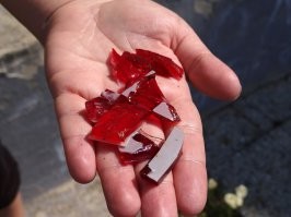 Точно так же была сделана звезда памятника Бузлудже в Болгарии. После окончания социализма мародеры начали стрелять по звезде, чтобы собрать упавшие кусочки"рубина"