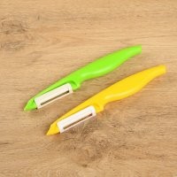 Нет там никаких "выпресовываний" и быть не может. Это свет неудачно падает. Режущих кромок у любой подобной овощечистки две. Под любую руку.(Фото№1) Насчет рукожопа- я без злого умысла, честно. Просто, на мой взгляд унифицированность подобных экономок-очевидна.
Есть, конечно специальные приблуды, именно заточенные под левую руку, но это-маркетинг от лукавого.Фото №2.