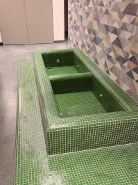 Похоже не на контрастные ванны , как пишет автор, а на ванночки в подьезде ,собакам после прогулки ноги мыть