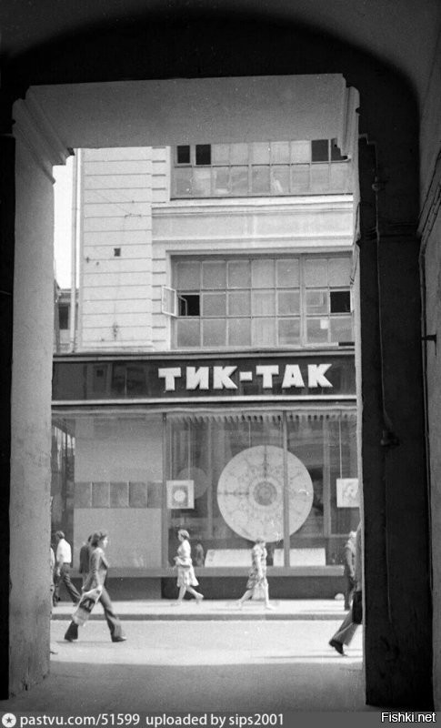 В этом магазине я в 1981 году, на улице 25 Октября (ну не было тогда в Москве никакой Никольской!), покупал будущей супруге в подарок женские электронные часы "Электроника".