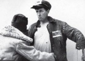 Сталинские телогрейки были очень качественные. И главное, получить их можно было совершенно бесплатно. Достаточно было рассказать антисоветский анекдот, и ты уезжал в Сибирь, на великую стройку коммунизма. А там были и телогрейки, и экологичное жлье, и простое здоровое питание. Вот мистер Алекс Солжик демонстрирует свою телогрейку.