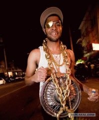 Ну, такие вещи делаются для арабских шейхов, у которых денег куры не клюют, а ЧСВ  надо как-то погладить. 
Просто игрушка для богатых, у которых основная задача - показать окружающим, что они - богаты.
Думаю среди негров (певцов, спортсменов, актёров итд) будет особенно популярна, они ведь очень любят всю эту мишуру и безвкусную цыганшщину в стиле Кадырова и Киркорова.

Хотя, конечно: на вкус и цвет - товарища нет. Может это я не разбираюсь в высоком стиле, или просто с огромными деньгами, меняется взгляд на жизнь и предпочтения в красоте и изысканности.