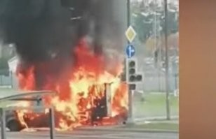 я не вижу, что светофор работает, а форд ехал по главной дороге. на первом видео тоже не понятно работал ли светофор до столкновения