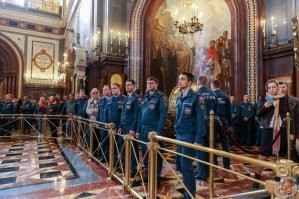 Чему удивляться ? Россия все больше и больше скатывается в мракобесие:

Пожаров больше не будет. МЧС будет бороться с пожарами иконами.

Сотрудники МЧС приняли участие в благодарственном молебне перед иконой Божией Матери «Неопалимая купина» в храме Христа Спасителя :

  "Министерство закупит сразу 20 двустворчатых икон «Неопалимая купина», которые, как считается, охраняют от пожаров. Ведомству понадобились 20 двухстворчатых складных икон «Неопалимая купина», каждая из которых должна быть укомплектована «фигурными петлями и замком с имитацией золота» и упакована в подарочную коробку..."