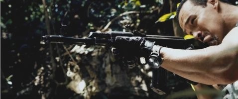 «Разборка в Маниле» Это, видимо, так называемая интуитивная стрельба. Но скорее всего человеку просто не объяснили принцип прицеливания с целиком и мушкой.